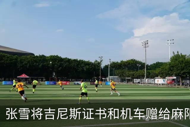 张雪将吉尼斯证书和机车赠给麻阳县委书记，叮嘱“不要挂闲鱼”，书记回应